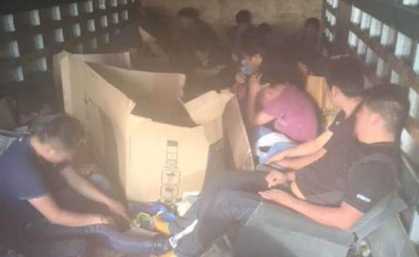 Encuentran a 24 ilegales escondidos en camión de carga