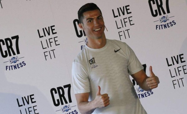 Cristiano Ronaldo inaugura gimnasio en Madrid y reaparece con su novia