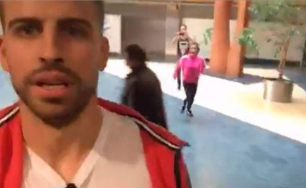 El susto de Piqué con una fan cuando se grababa en vídeo
