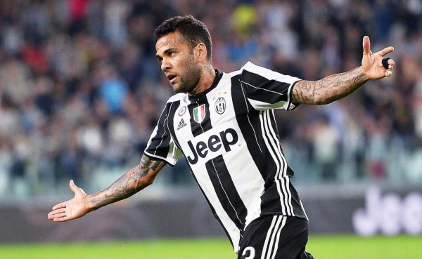 La Juventus golea al Cagliari y Dani Alves se estrena con gol