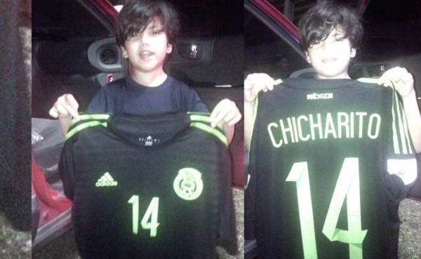 El lado más humano de Chicharito con un niño hondureño