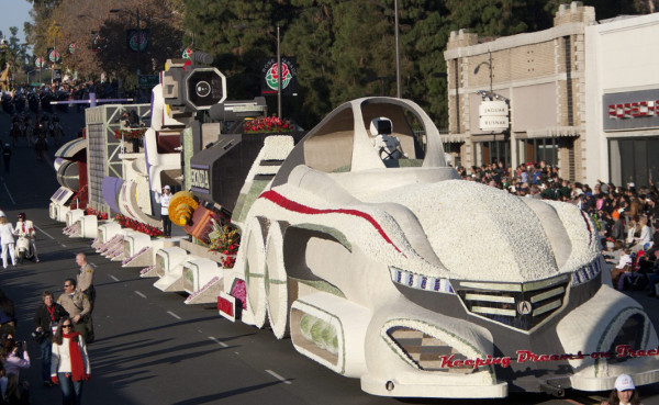Millones de pétalos y semillas enamoran en Desfile de las Rosas