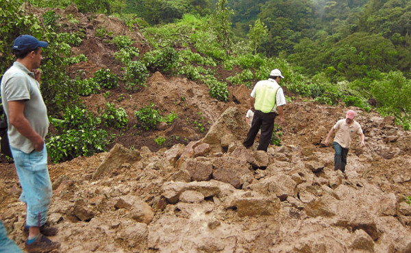 Deslave sepulta dos caseríos