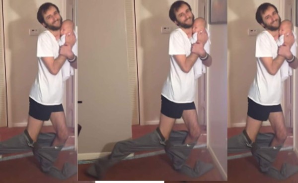 Con mucha dificultad pero al final logra ponerse el pantalón sin usar sus manos. Foto YouTube.