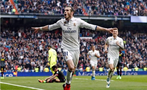 Real Madrid vence al Espanyol y se aleja del Barcelona en la cima