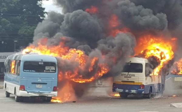 Encapuchados incendian tres buses en el bulevar Suyapa de Tegucigalpa