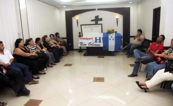 El cuerpo de periodista Renán Rodríguez es velado en La Ceiba