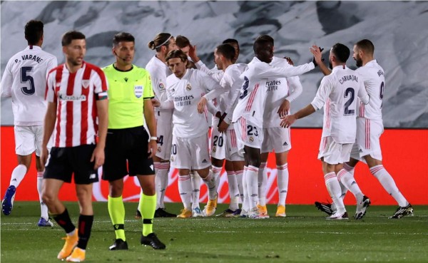 Toni Kroos es felicitado por sus compañeros tras el gol que le marcó al Athletic de Bilbao. Foto EFE