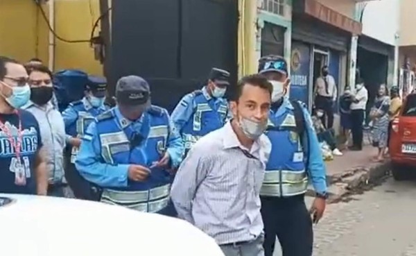 VIDEO: Periodista hondureño es agredido por policías en Tegucigalpa