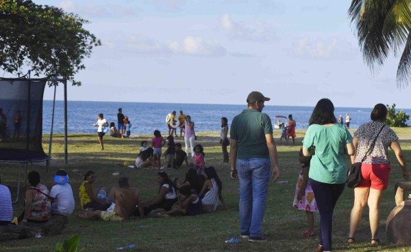 Hondureños se relajan en playas y balnearios