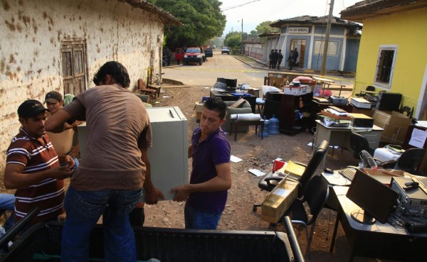 Arde alcaldía de San Luis; olor a combustible impregna restos