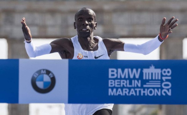 Keniano Eliud Kipchoge bate récord del mundo en Maratón de Berlín