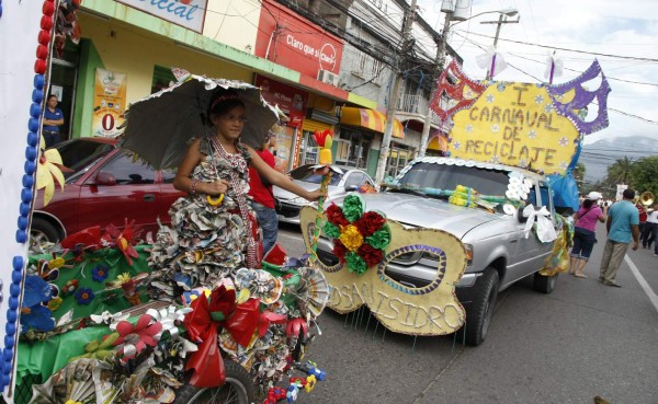 Ceibeños celebran primer Carnaval del Reciclaje