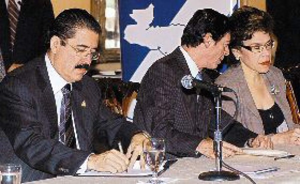 Firman convenios para carreteras y viviendas