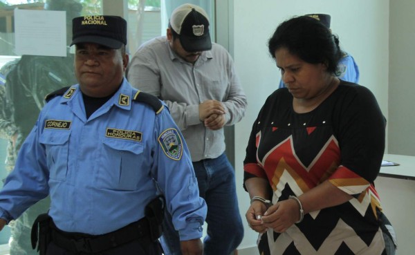 Relato de niña hunde a madrastra y padre abusadores