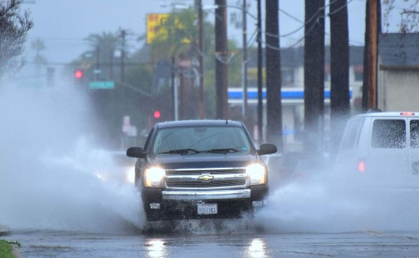 California declara emergencia por inundaciones y tormentas