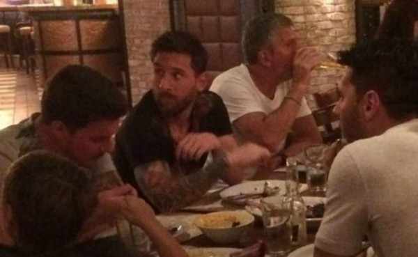 Captan a Messi fumando y jugando en un casino