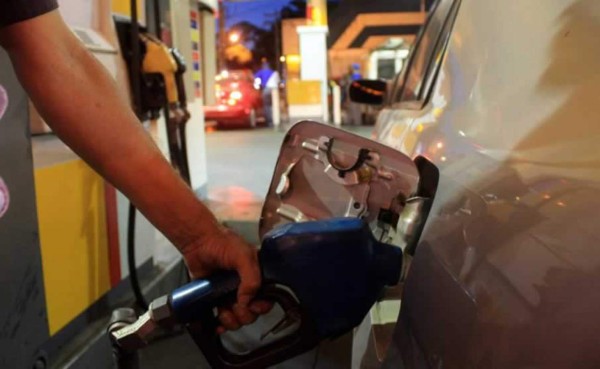Para el lunes se anuncian leves rebajas al precio del combustible