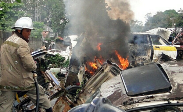 Imprudencia casi termina con depósito de vehículos en El Progreso