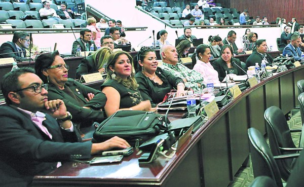 Ya son 12 los diputados que Libre ha perdido en el Congreso