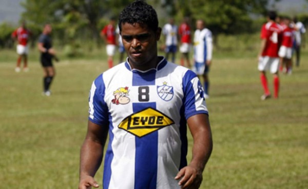 Elmer Zelaya, separado del Victoira