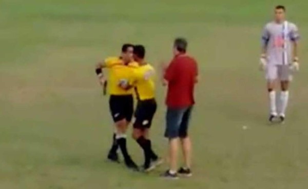 Video: Árbitro se sacó un arma de fuego en pleno partido