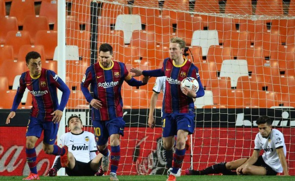 Messi guía triunfo sufrido del Barcelona ante Valencia y lo mantiene en la pelea por la Liga