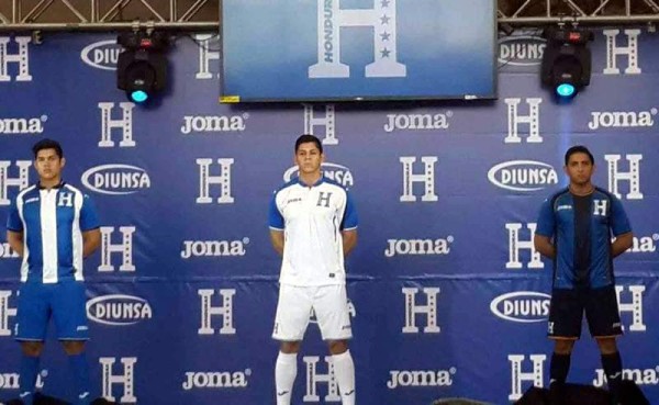 Las camisetas tienen un precio de 1,349 Lempiras.