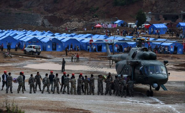 Continúan labores de rescate tras terremoto de 6.1 en China