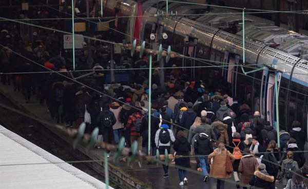 La huelga en Francia provoca por segundo día nuevos bloqueos en el transporte
