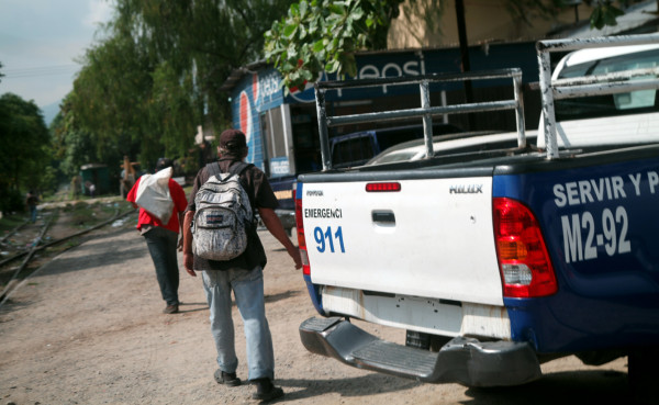 Enfrente de posta y agentes le roban batería a patrulla policial