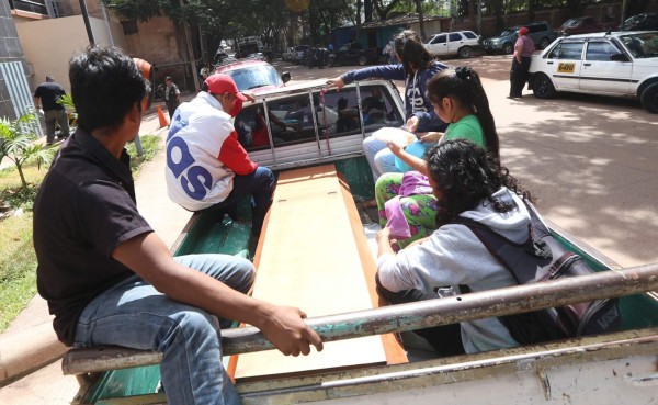 Frente a su esposa e hija raptan y ultiman a un hombre