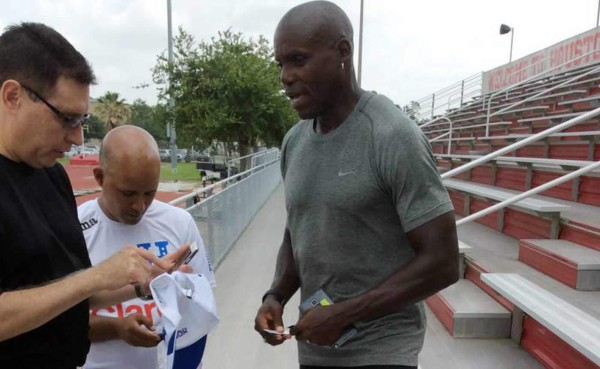 Velocista Carl Lewis, presente en el entreno de Honduras