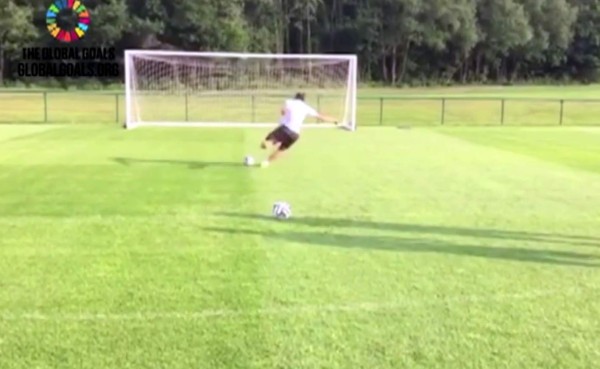 VIDEO: Gareth Bale patea mareado un penal y así resultó