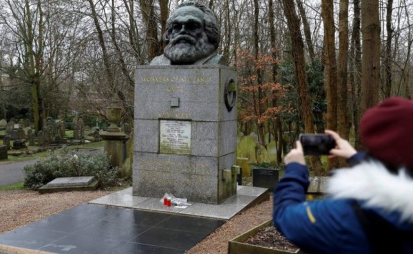 Tumba de Karl Marx es destruida con un martillo en Londres