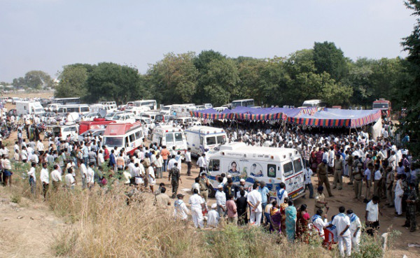 Incendio de tren deja al menos 26 muertos en India