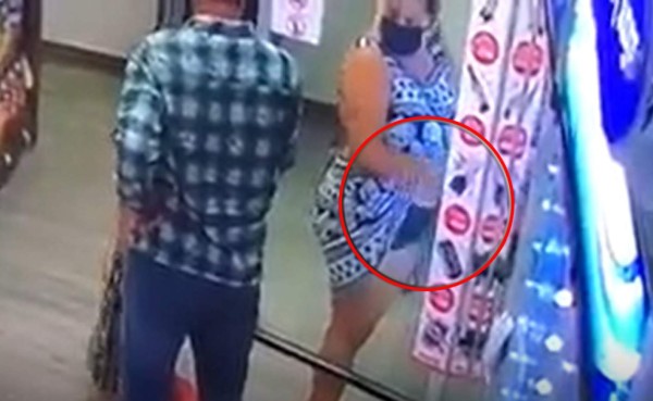 Cámaras captan a pareja hondureña robando cervezas y churros en una tienda