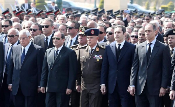 Egipto despide al 'héroe' Mubarak con un funeral militar