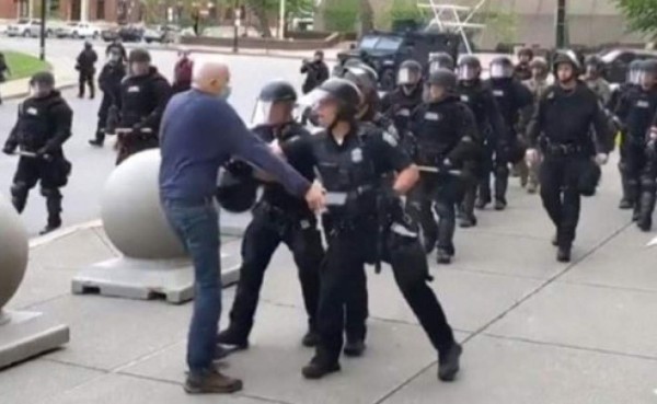 Imputados dos policías que empujaron a anciano durante protesta en Buffalo, Nueva York