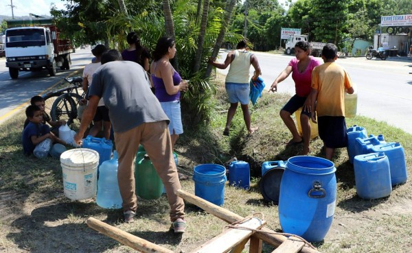 Cholomeños culpan a Enee por aguda escasez de agua