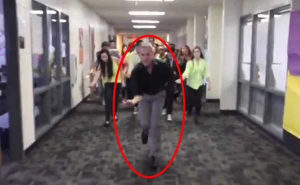 El maestro disfrutando la coreografía con sus alumnos. Foto YouTube.