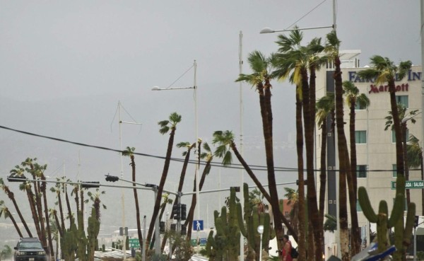 Tormenta Blanca se convierte en huracán y se dirige a México