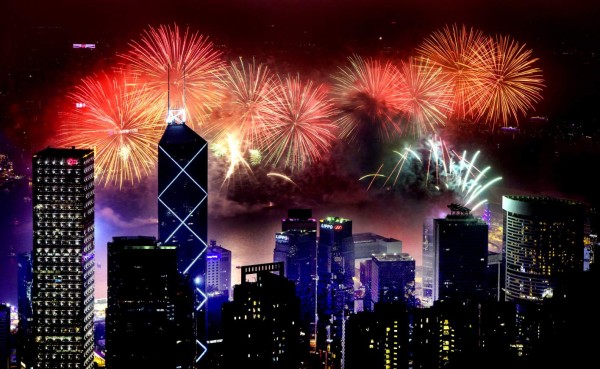 Fireworks explode over Victoria Harbour in Hong Kong on January 1, 2018. / AFP PHOTO / Anthony WALLACE