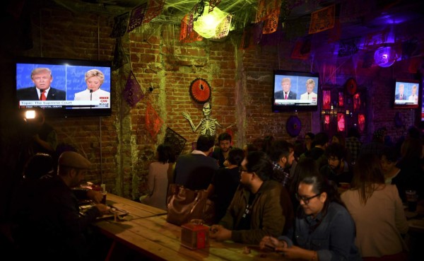 Indocumentados pagan más impuestos que Trump, según Clinton