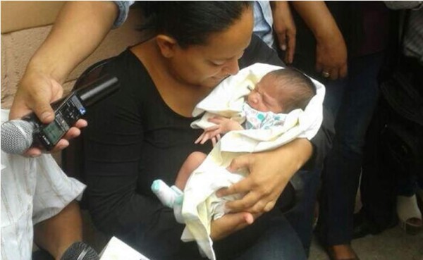 Madre hondureña recibe su mejor regalo al recuperar a su hija