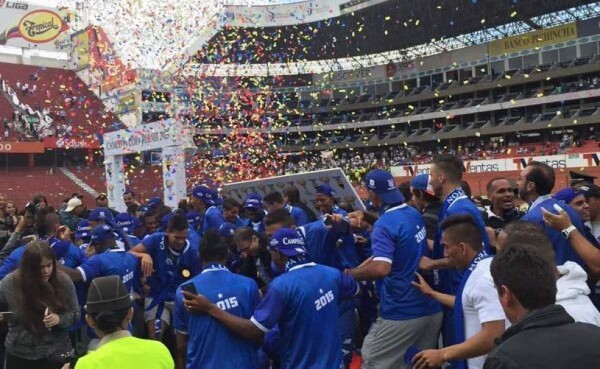 Video: Tarima se vino abajo mientras festejaban campeonato en Ecuador