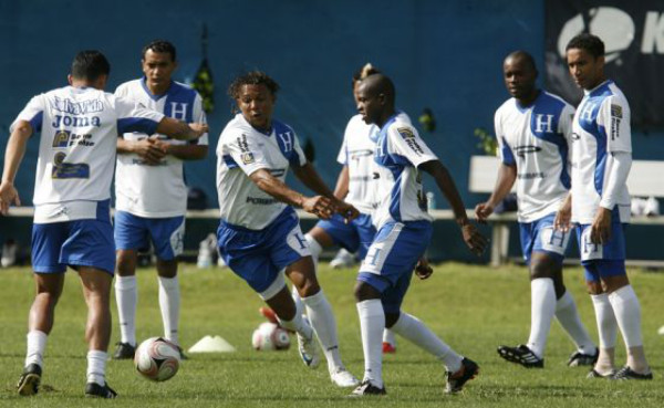Ni la lluvia paró a la Selección de Honduras