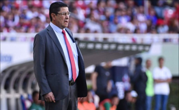 Luis Fernando Tena, DT de las Chivas, dio positivo por coronavirus