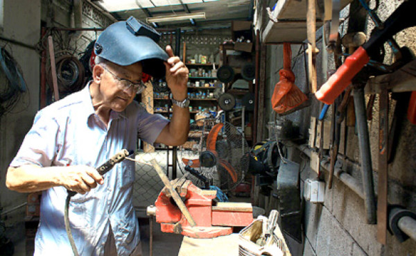 Después de la sotana, el traje de jardinero