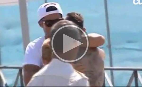 Cristiano firma la espalda a joven que lo lleva tatuado